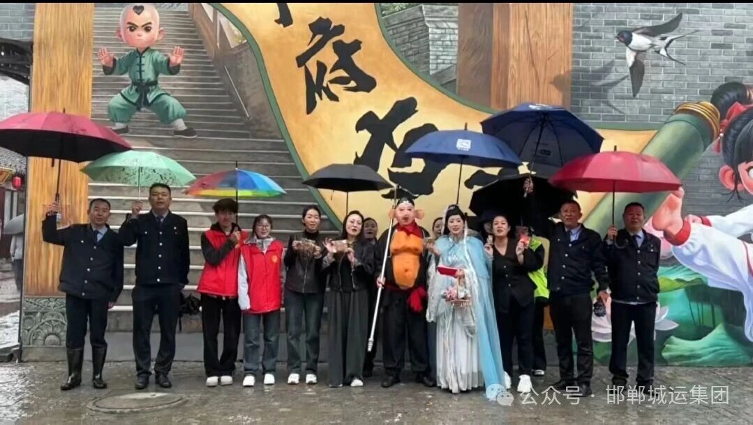 邯郸公交“变身”记 雨中中秋别样暖