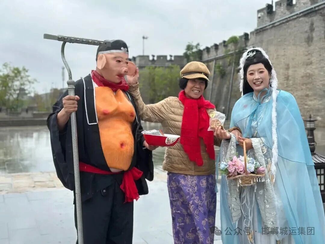 邯郸公交“变身”记 雨中中秋别样暖