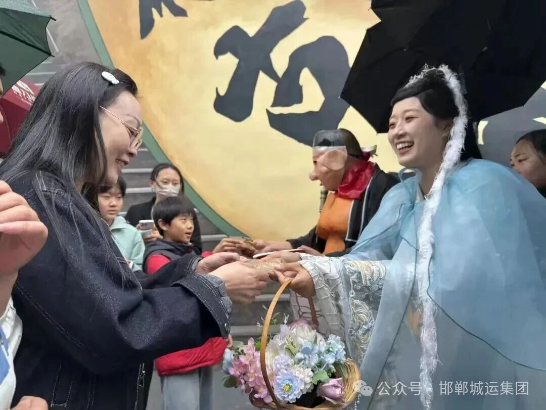 邯郸公交“变身”记 雨中中秋别样暖