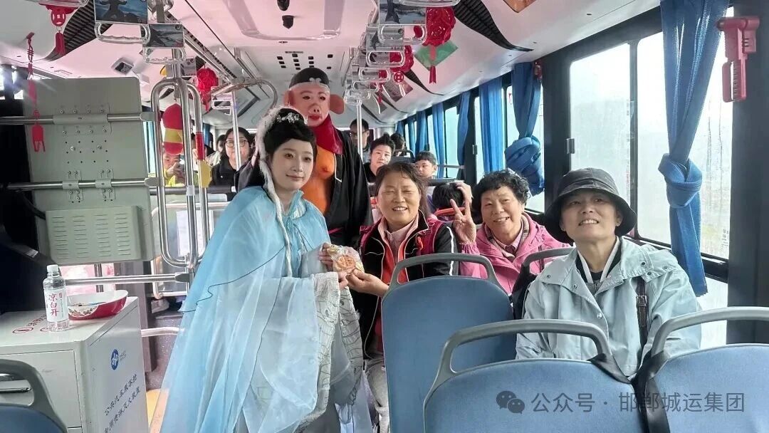 邯郸公交“变身”记 雨中中秋别样暖