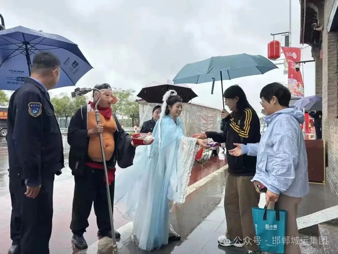 邯郸公交“变身”记 雨中中秋别样暖
